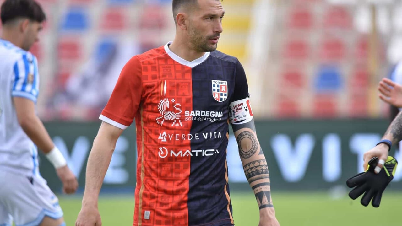 Copertina di Gigi Scotto torna alla Torres: il capitano ritrova la maglia rossoblù