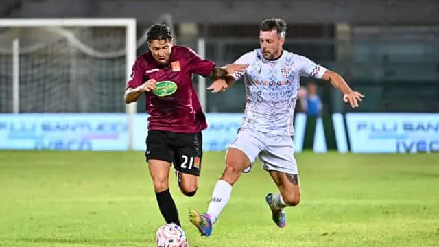 Copertina di Livorno-Torres 2-1, beffa nel recupero: Mawete condanna i rossoblù all’esordio