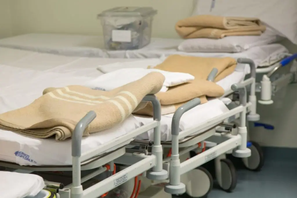 Copertina di AOU Sassari, reparti sovraffollati: pazienti sulle barelle e nuovi allarmi sui posti letto