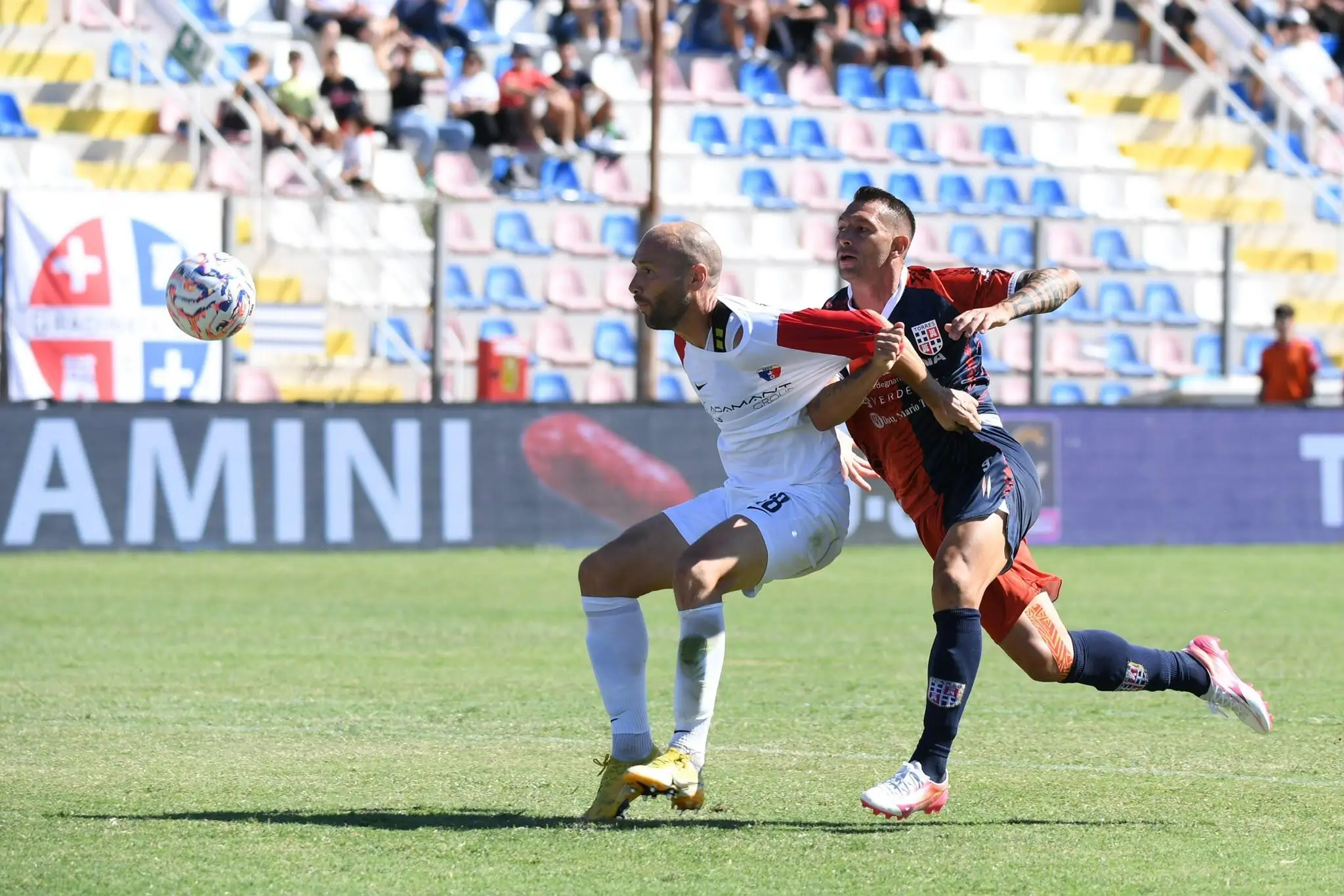 Copertina di Torres-Vado 0-0: rossoblù fermati da Bellocci, al Vanni Sanna finisce senza gol