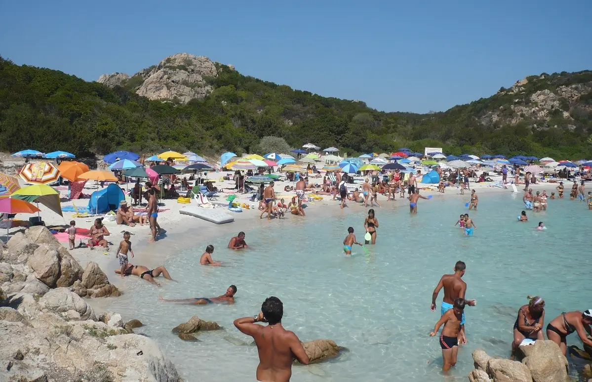 Cover image for Uncivilised tourists in Sardinia, the issue of the Daspo returns: what the rules provide